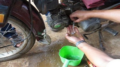 Hàng trăm xe chết máy vì xăng nước lã