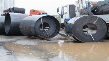 Giao thông hoảng loạn vì hàng chục tấn sắt lao xuống đường