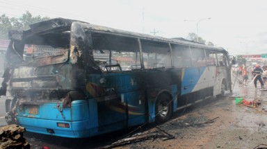 Hành khách hoảng loạn chạy khỏi ôtô bốc cháy