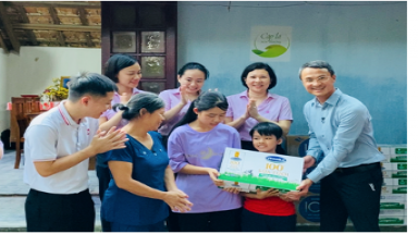 Vinamilk "Trao cơ hội đi học, cơ hội đổi đời" cùng chương trình “Cặp lá yêu thương”