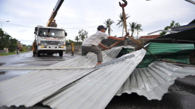 Bão số 9 thổi bay hơn 56.000 mái nhà, làm 3 người chết