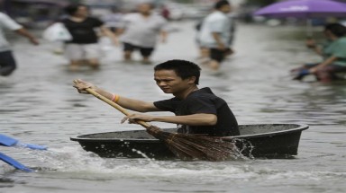 Thuyền bè tự chế siêu "độc" chống lũ ở Thái  Lan