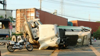 TPHCM: Xe container đâm xe khách, 12 người bị thương
