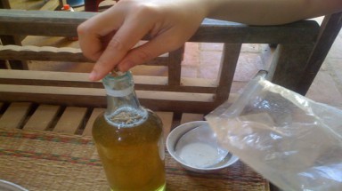 Mật ong "xịn" từ.... vỏ cây, đường và phèn chua