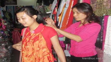 Sợ áo ngực chứa “chất lạ”, phụ nữ chuyển sang dùng yếm
