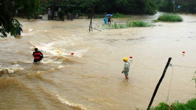 Thủy điện thông báo xả lũ trước 2 giờ, dân trở tay sao kịp