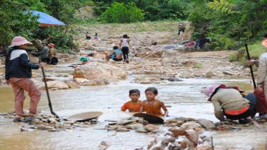  Quãng Ngãi: Dân liều mình đãi vàng
