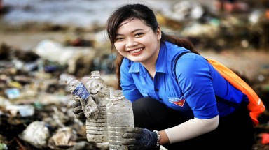 Bờ biển Quy Nhơn ngập rác sau bão Matmo
