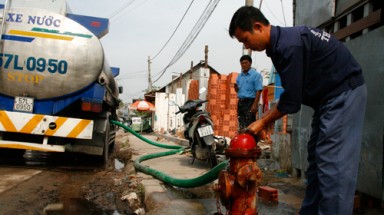 TP.HCM: Gần nhà máy nước nhưng thiếu nước