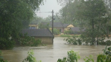 Mưa lũ khiến hàng ngàn nhà dân bị ngập