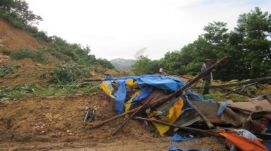 8.000 hộ dân bị chia cắt do lở núi ở Quãng Ngãi