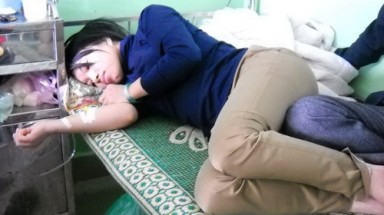 Nữ công nhân bị phạt đổ keo 502 vào tay