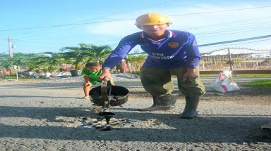 Chàng trai "vá" đường