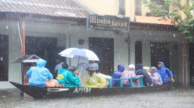 Hội An thất thủ, du khách thuê thuyền chạy lũ