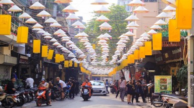 Giới trẻ thích thú với phố nón Đào Duy Từ