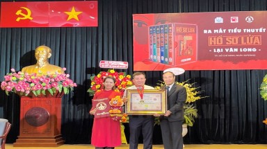Bộ tiểu thuyết hình sự "Hồ sơ Lửa" của Nhà văn Lại Văn Long được xác lập kỷ lục Việt Nam