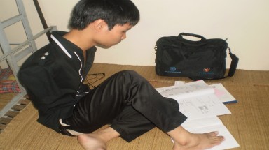  Chàng sinh viên không tay đầy nghị lực