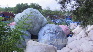 Phát hiện hàng ngàn thùng phi chứa dầu nhớt chưa qua xử lý