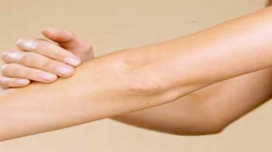 Đau vùng khuỷu tay khi vận động, chữa thế nào?