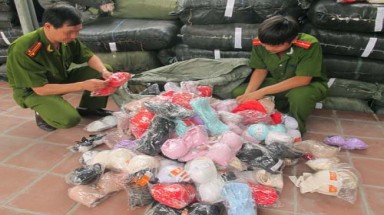  Hà Nội: Bắt quả tang "tổng kho" chứa hàng chục vạn áo ngực Trung Quốc