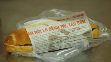 Không nên dùng giấy báo để gói thức ăn