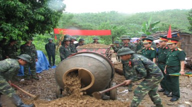 Quảng Ninh: Bộ đội đắp đường vào bản