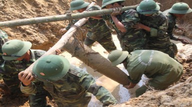  Nghệ An: Quả tên lửa 700 kg nằm dưới ruộng lúa