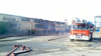  TPHCM: Hơn 3 giờ chữa lửa, 3.000m2 kho hóa chất vẫn cháy rụi