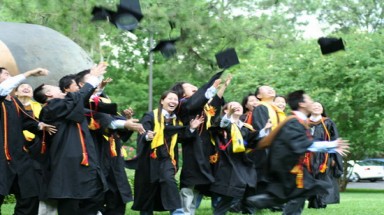   Sinh viên ra trường làm... công nhân  