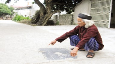 Hà Nội : Cả làng ”sợ” một phiến đá