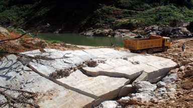    Sẽ đề nghị tạm dừng thi công thủy điện bị "xe ben tông sập"