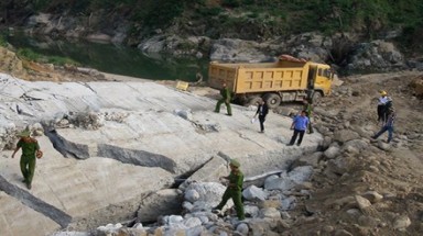 Thủy điện Đăk Mek 3 sập vì đất, cát “hóa” bêtông