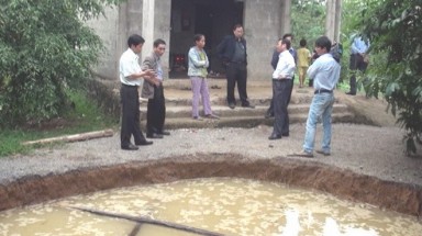  Quảng Bình: Đất sụt to như "ao", sủi bọt