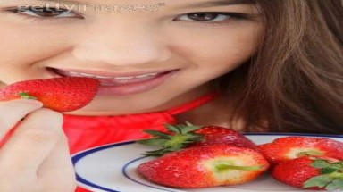 Dâu tây giúp răng đẹp, miệng sạch