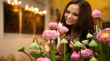 Diễm Hương tạo dáng giữa sen hồng