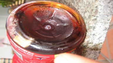 Lại phát hiện 'vật thể lạ' trong chai trà Dr Thanh