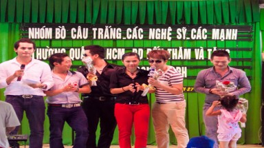 Nghệ sĩ Việt Trinh làm từ thiện