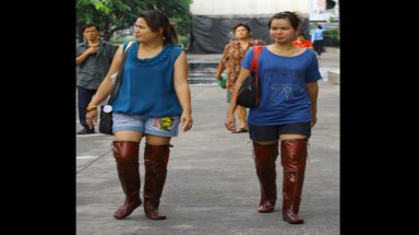  Thời trang "trong lũ" của người dân Bangkok