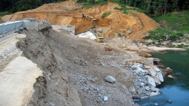 Vụ đập thủy điện Đak Mek: Xe ben mà biết nói năng...