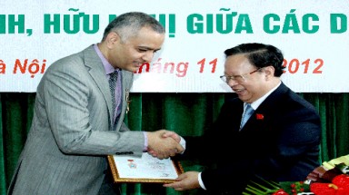 Hai người nước ngoài được tặng Kỷ niệm chương vì sự nghiệp nhân đạo