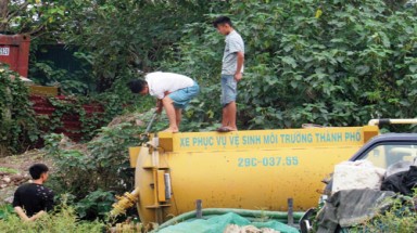 Ngang nhiên xả chất thải xuống hồ
