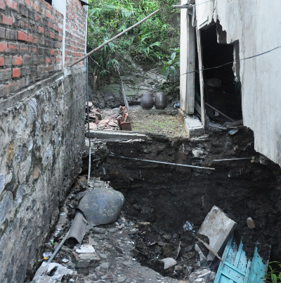 “Hố tử thần” liên tiếp“nuốt chửng” nhà dân