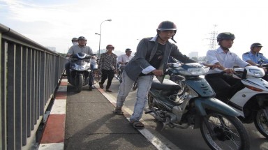 Sửa cầu Sài Gòn gây kẹt xe nghiêm trọng