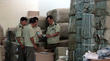 Vào kho hàng Trung Quốc đội lốt hàng Việt: Phát hiện gần 50.000 sản phẩm vi phạm