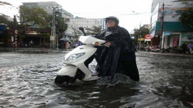   Mưa lớn 2 giờ, người Đà Nẵng lội nước