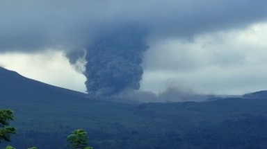  Indonesia: Núi lửa Lokon phun trào cột nham thạch cao 3,5km