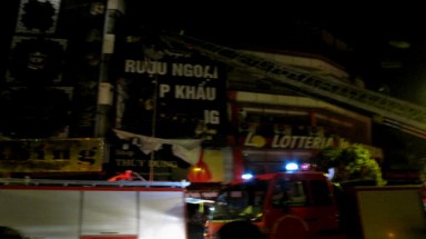 10 xe cứu hỏa không cứu được cửa hàng rượu ngoại