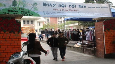 Hà Nội: Sinh viên mang rác đổi lấy quà