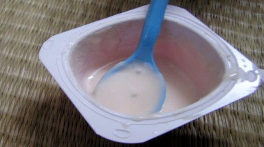 Nhà phân phối sữa chua Petit có ”vật thể lạ” nhận lỗi