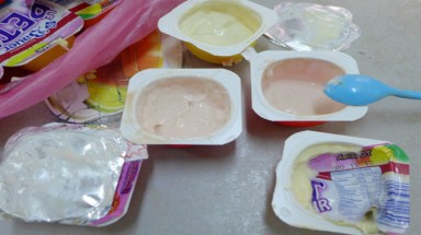 Sữa chua Petit nhập khẩu có “vật thể lạ”